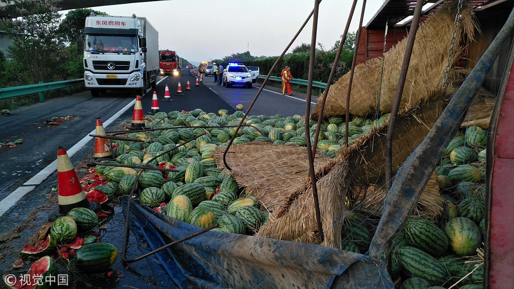 货车侧翻散落一地西瓜 交警急速处理保畅通