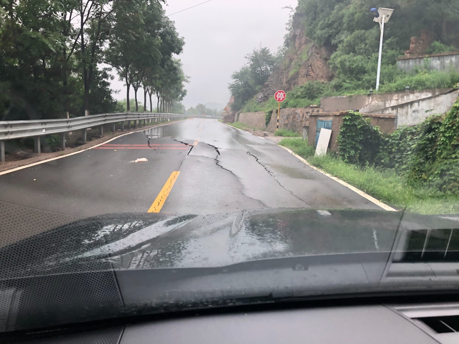 雨中探访潭王路沿线:道路抢通 水毁严重 通行困难 大白们在雨中坚守