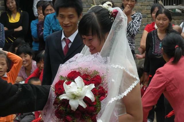 儿子结婚大喜,闺女热心送一礼物,三天后娘家回门,儿媳深夜去世