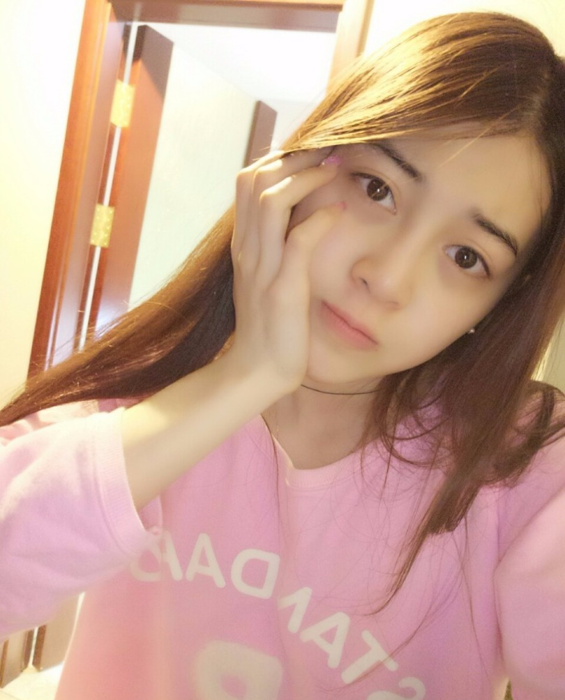 白山女子冰壶队三垒李博雅在冬运会期间因逆天颜值走红。近日，冰壶女神李博雅在微博上发出最新美照。