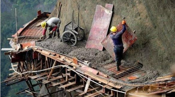 一天能赚300块的栈道工人, 悬崖上工作无保护