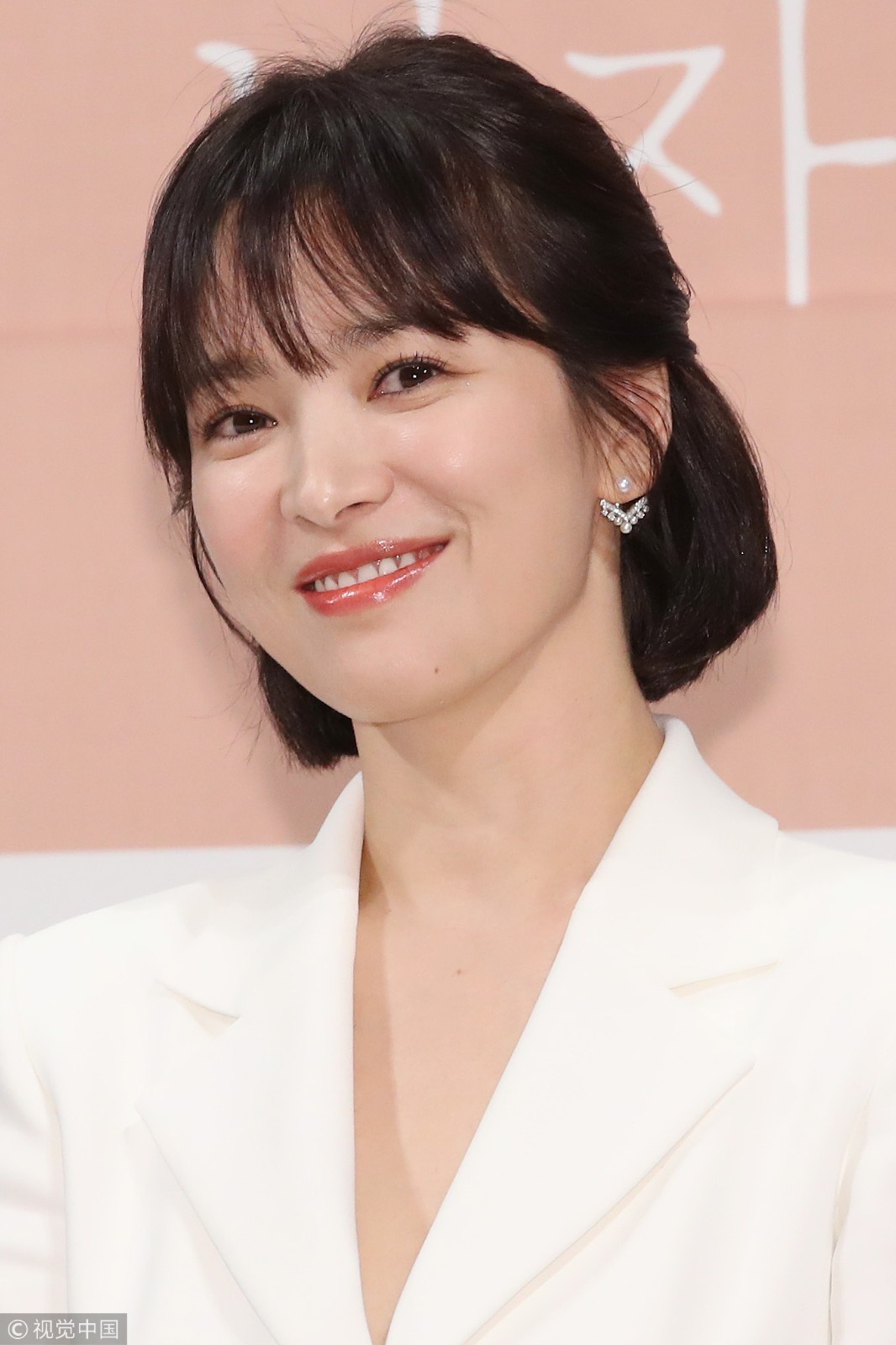 宋慧乔近照瘦出新高度 穿白色西装裙亮相秀美