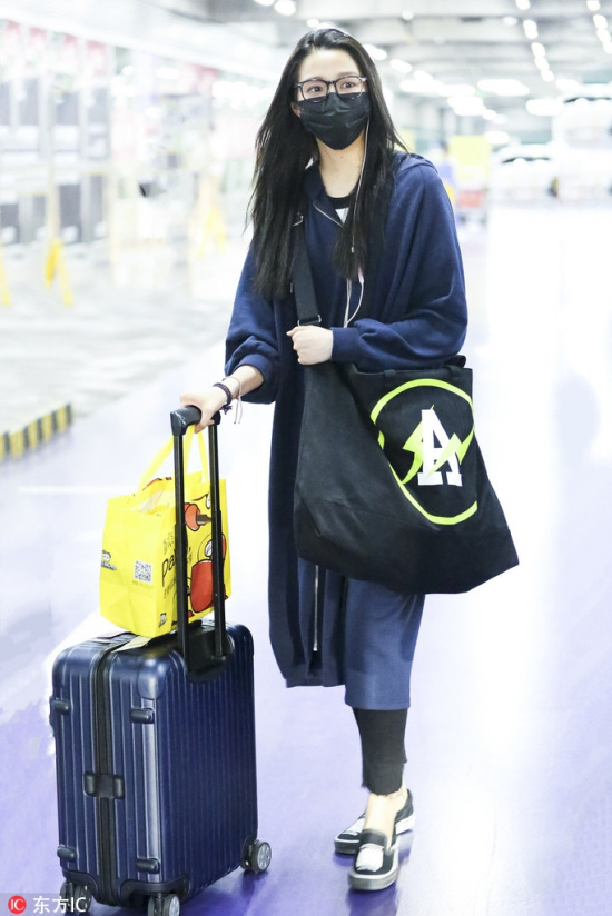组图:关晓彤自推行李箱现身 全副武装酷劲儿足