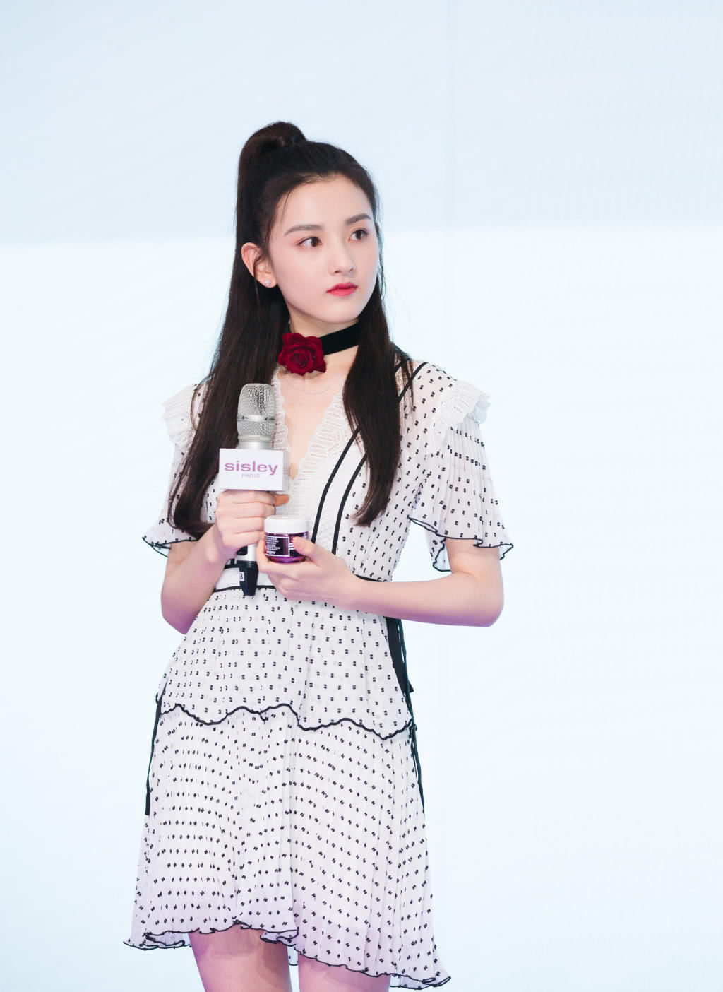 宋祖儿红唇高马尾美如初恋!一袭波点连衣裙秀