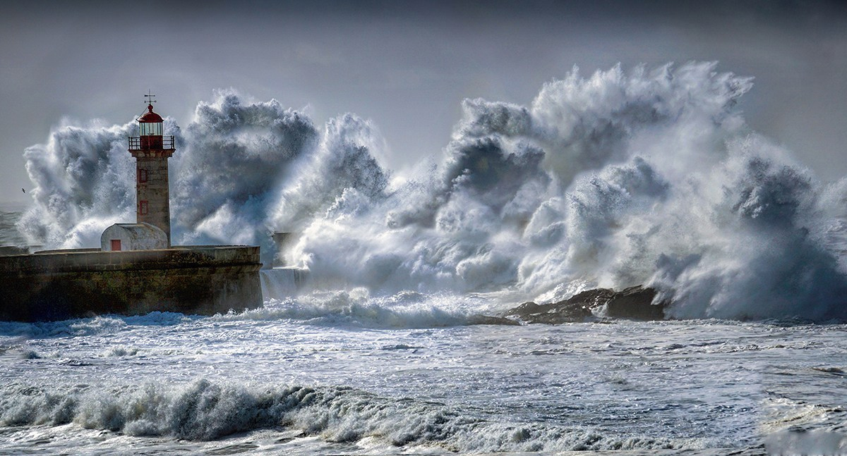 摄影师暴雨天拍惊涛骇浪还原"儿时记忆"
