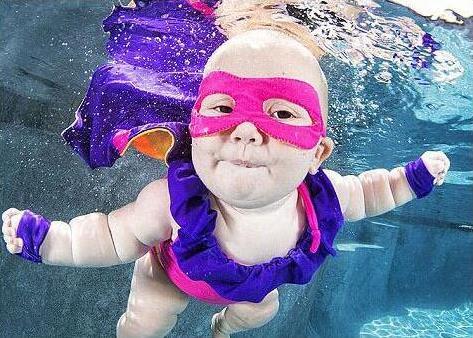 组图-婴儿水下高清写真 表情超囧萌化众人!