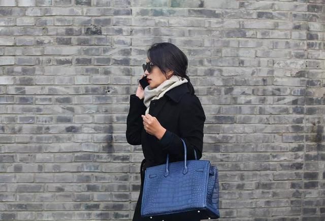 万人迷陈红现身中戏当考官,人群中太耀眼,把考