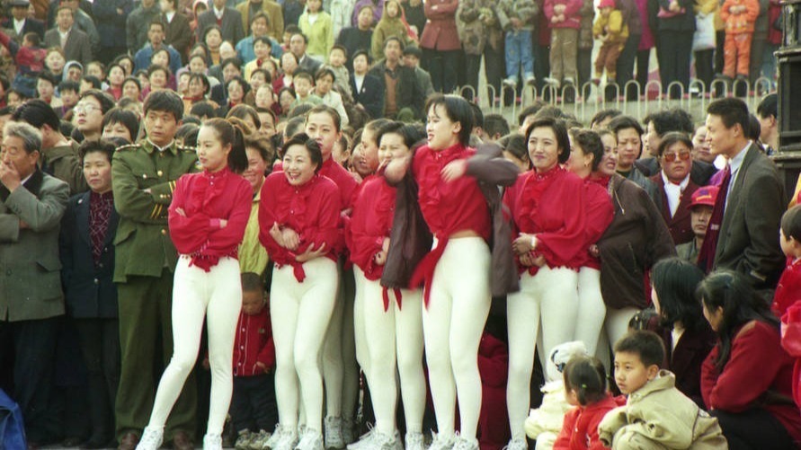 1988年3月，山西省阳泉市政府广场，为庆祝三八节举行活动，那天气温突降，学校老师身着演出服，准备演出。
