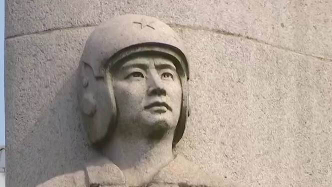 海空卫士王伟牺牲21周年 中学生在王伟纪念碑前摆上歼15模型 海空卫士王伟牺牲21周年 中学生在王伟纪念碑前摆上歼15模型