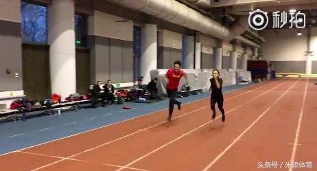 百米飞人与何雯娜跑步,约陈若琳爬山,大胆直言