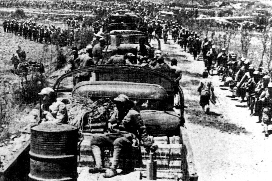 徒步行军的中国军队直到3月才抵达战区。缅甸已经是一片混乱，所有的法律都已经失效，监狱里的犯人都被释放，动物园里动物都被杀死。各种罪犯到处洗劫商店和住宅。就在中国远征军匆匆进行缅甸之后，中英联军也没有建立起统一的指挥机构，大家都是各自为战，联而不合。图为1942年初开赴缅甸作战的中国远征军。