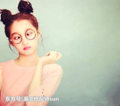 迪丽热巴和关晓彤同扎丸子头:一个像女神,一个