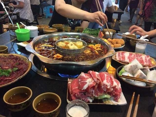 吃自助火锅员工老来搅拌锅底,是在向你暗示这个!别死皮赖脸了