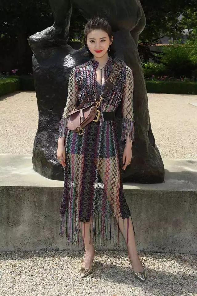 上身瘦下身肥梨形身材怎样穿礼服?这款薄纱裙