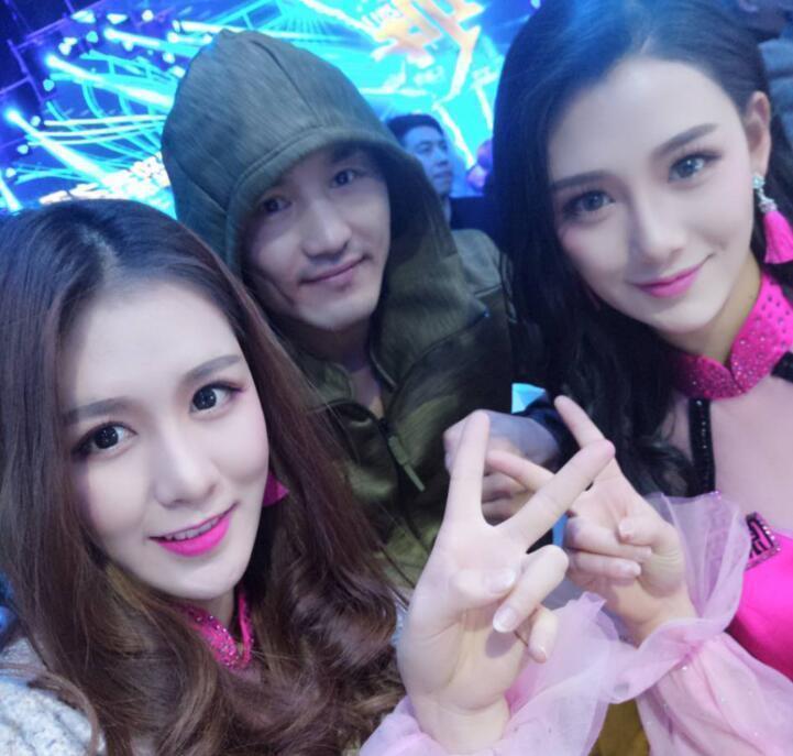 一龙身边举牌女郎月薪近十万元 却直呼生活太苦