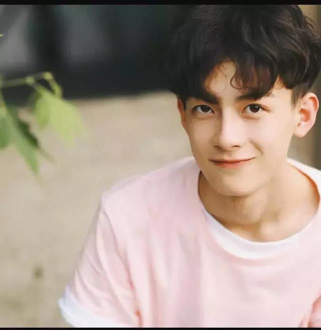 校草级!抖音上那个手臂上有纹身的男生,帅到犯