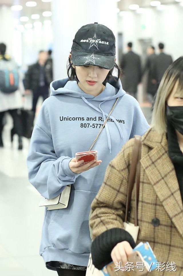 唐艺昕蓝色卫衣配打底裤青春靓丽,真是太美了