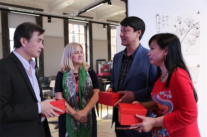 凯瑟琳女士将临终关怀院自制的工艺品送给胡乐平教授及李洪波院长