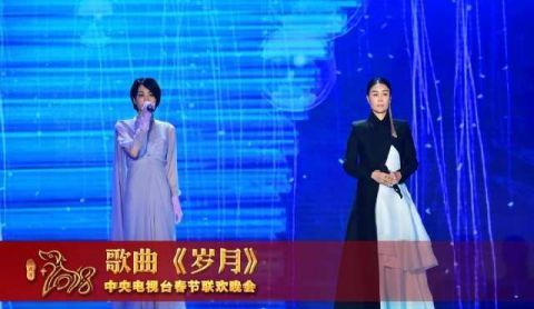 王菲和那英时隔二十年再度牵手演唱《岁月》,