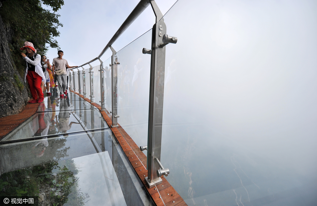 天门山风景区盘龙崖玻璃栈道。