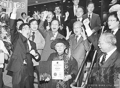 那个只会写自己名字的港大院士,走了-北京时间