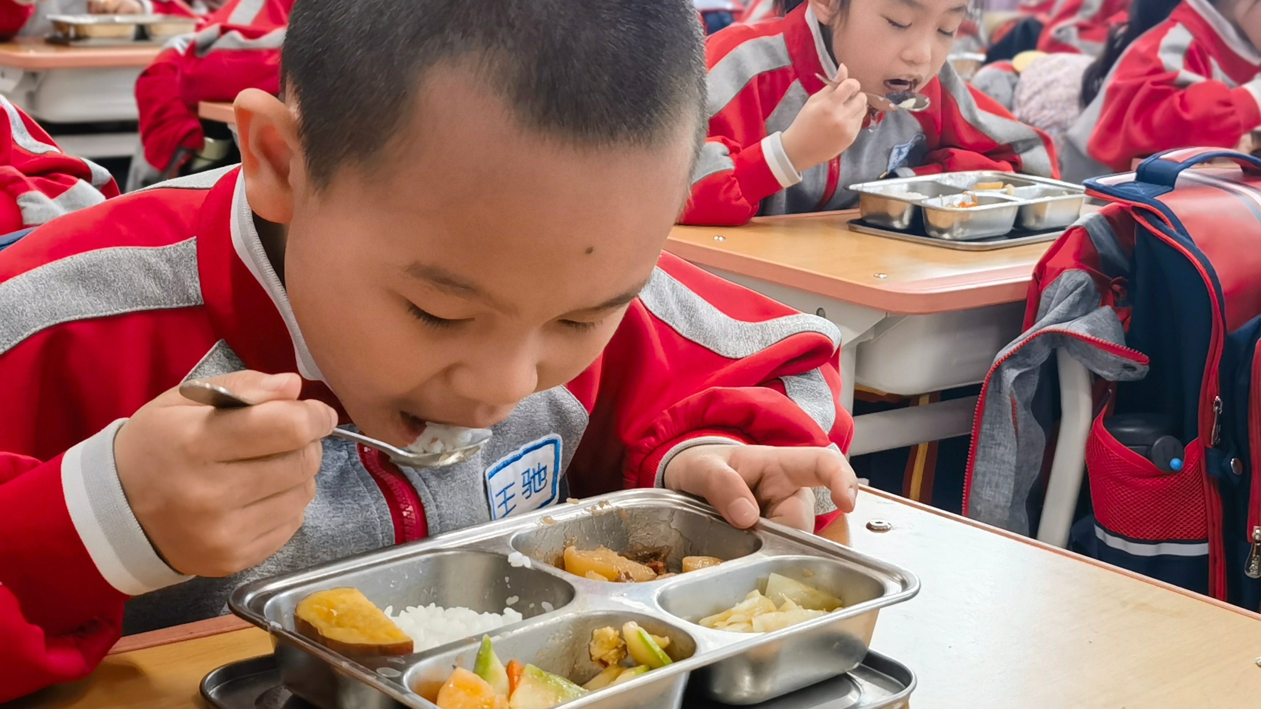 文明校园少浪费,“光盘行动”倡节约 文明校园少浪费,“光盘行动”倡节约