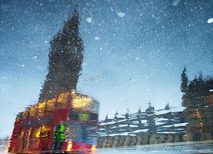 据英国《每日邮报》2月3日报道，一名来自西班牙马德里市的摄影师利用镜面反射原理将多伦多和伦敦等城市具有标志性的建筑物及其倒影共同呈现在照片中，而更令人惊叹不已的是，这些照片全部由苹果手机拍摄完成。