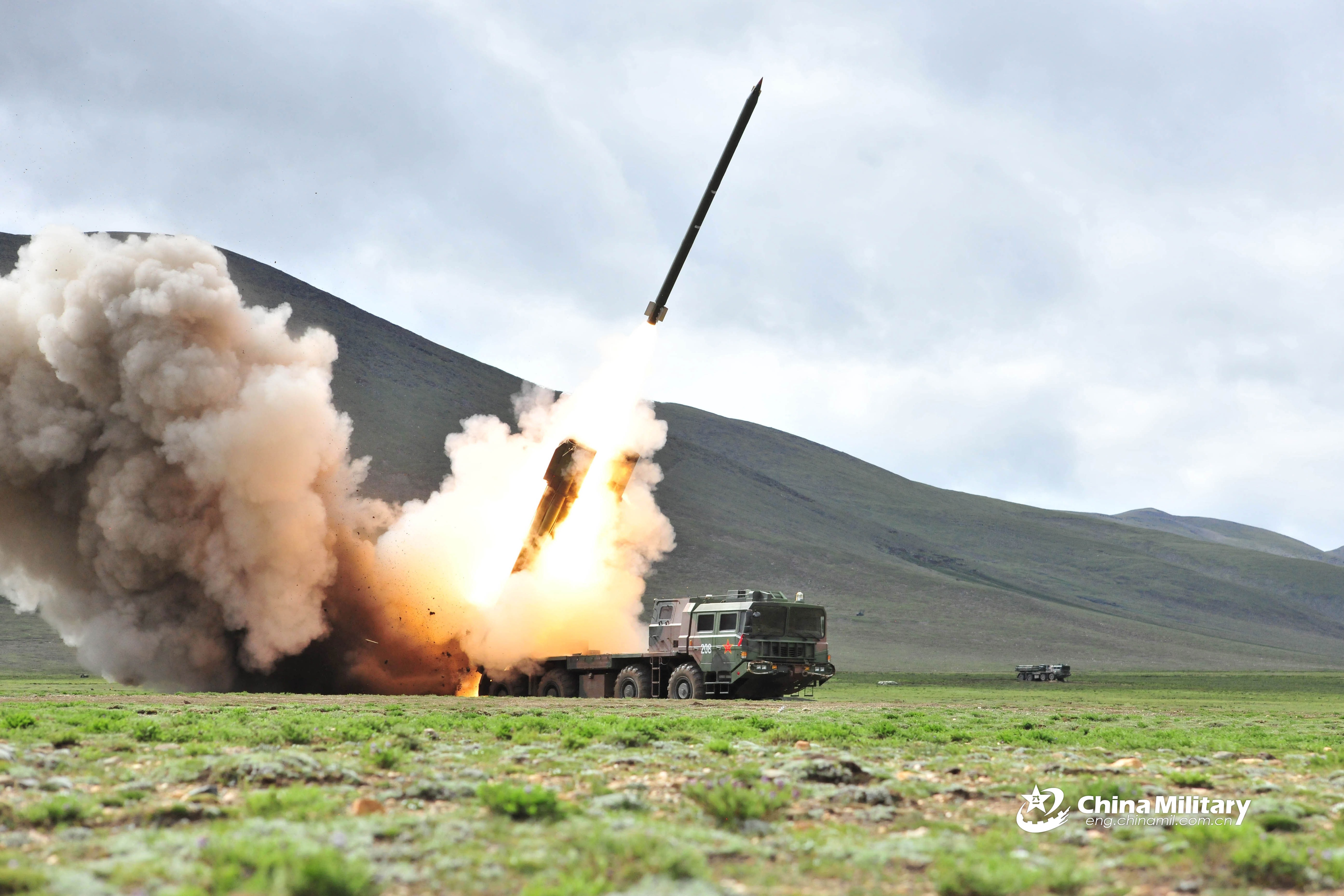 西藏军区某炮兵旅在不同阵地，采用不同火力打击方式，对多目标实施火力突袭。一场异地协同火力对抗打击行动正在上演。