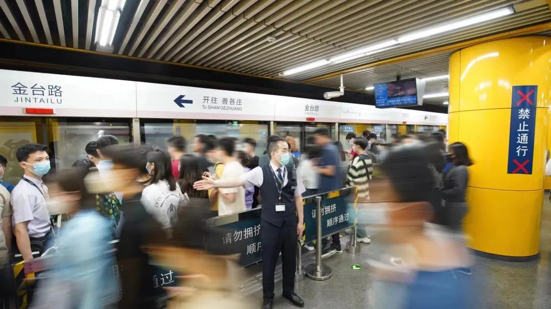 今起，北京地铁14号线运力提升，最新时刻表请查收