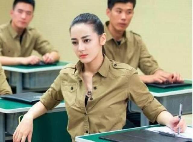 众女星军装照:热巴秀气,杨幂漂亮,看到赵丽颖憋