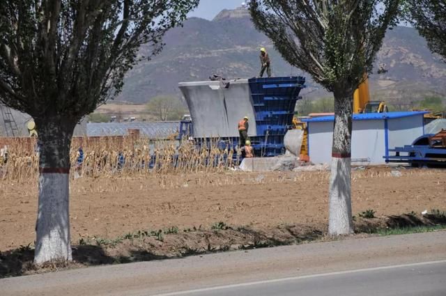 向劳动者致敬五一期间锦州北站建筑工人依然在
