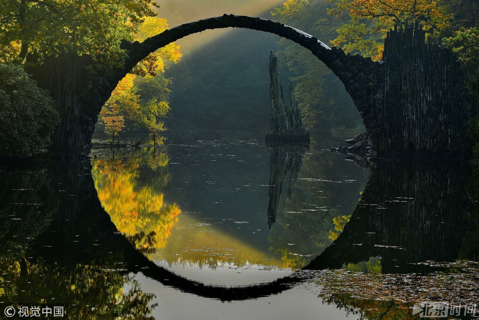 德国“魔鬼桥”水面倒影形成完美圆弧 被认为由魔鬼帮助建造 德国“魔鬼桥”水面倒影形成完美圆弧 被认为由魔鬼帮助建造