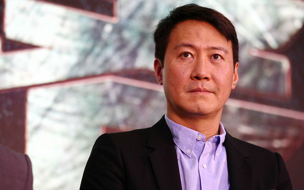 52岁黎明活动特写近照,脸上已经开始出现"老人斑"