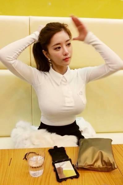 韩国电竞女主播爆红 不协调魔鬼身材J杯吸睛