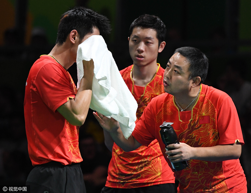 场上激烈的局面，也让场边指挥的刘国梁罕见的紧张起来。张继科前面几局进入状态较慢，让刘国梁总教练非常着急。输掉第三局1-2落后的时候，刘国梁在场边大声的给张继科布置战术，提醒他要注意对方的反手威力。老道的刘国梁，充分的意识到了危机。图为刘国梁指导弟子。