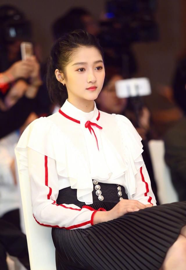 关晓彤卸妆后照片,20岁的关晓彤长得像40岁,鹿