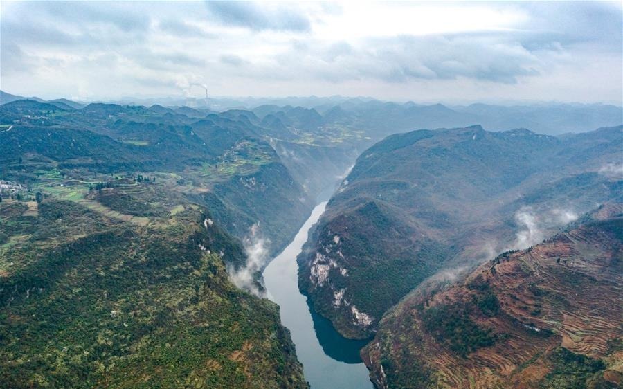 这是3月14日拍摄的鸭池河大峡谷风光。位于贵州省毕节市境内的鸭池河大峡谷坡陡山高，碧绿的鸭池河在峡谷中奔流，呈现出一幅壮丽景观。