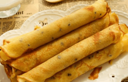 大妈在校门口卖小吃,1元一个,生意真好,手上戴