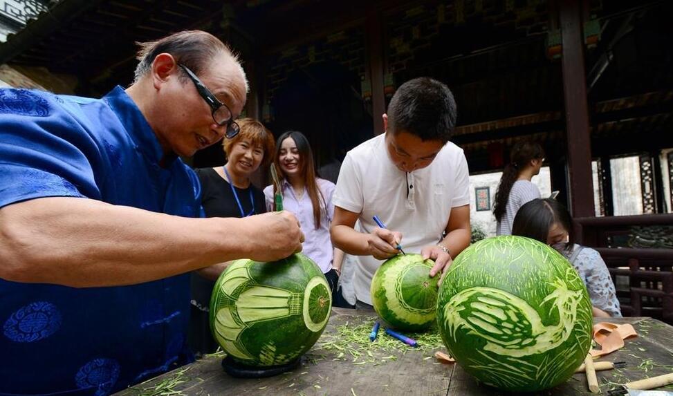 民间雕刻艺人西瓜上作画 玩出精彩