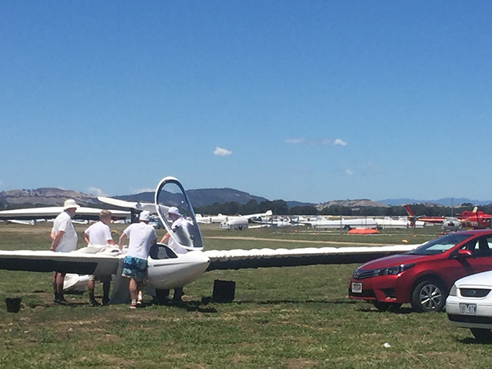 班纳拉机场上停满了来自世界各地的顶级滑翔机.