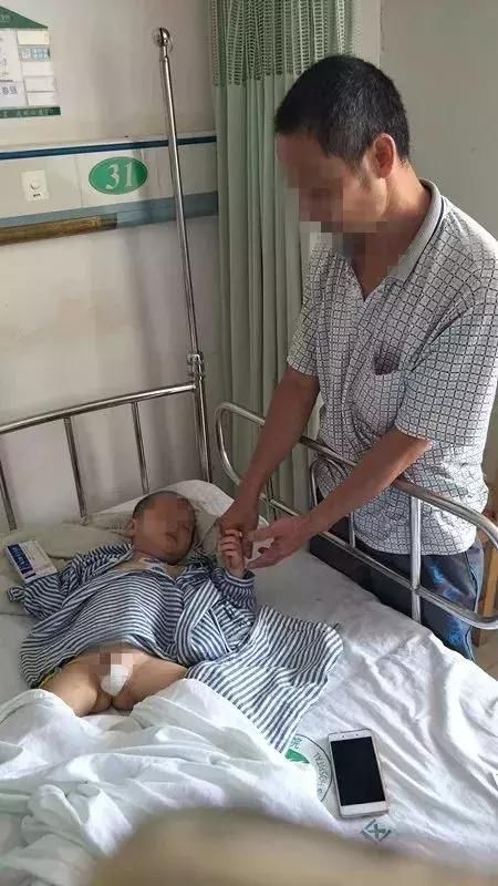 36岁的何某精神病发作,把2岁的亲生儿子生殖器