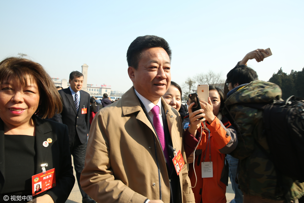 2017年3月3日，北京，中国人民政治协商会议第十二届全国委员会第五次会议在北京人民大会堂开幕。朱军到达人民大会堂外。