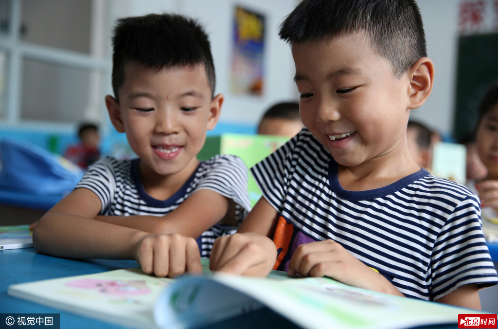 9月5日，河北省邯郸市渚河路小学一年级开学第一天的日子，在入学的新生中，有7对双胞胎格外引人注目，其中两对是龙凤胎，可爱的他们非常招人喜爱。