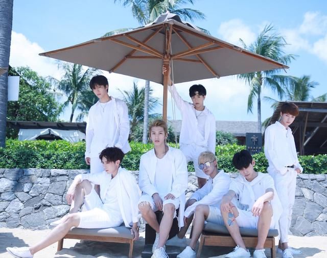 蔡徐坤人气堪比鹿晗,一身黑色衣服,将与赵丽颖