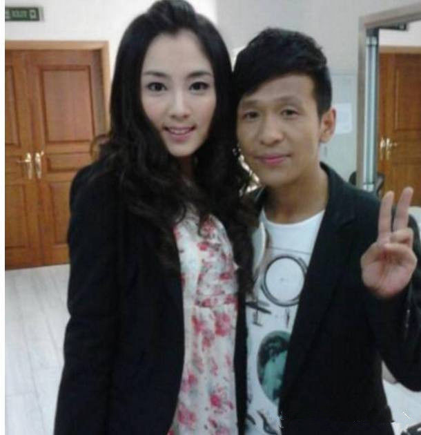 36岁宋小宝一家现身机场,妻子太漂亮,网友:这才是本山最美徒弟
