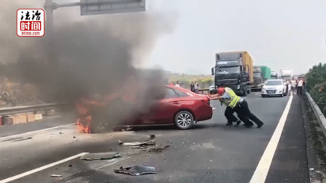 交警上演徒手推“火”车 网友:隔着屏幕都能感到热 交警上演徒手推“火”车 网友:隔着屏幕都能感到热