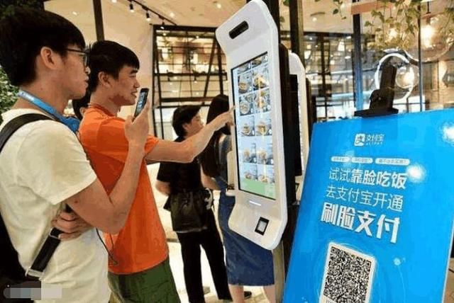 支付宝刷脸功能横空出世,网友表示要和微信说