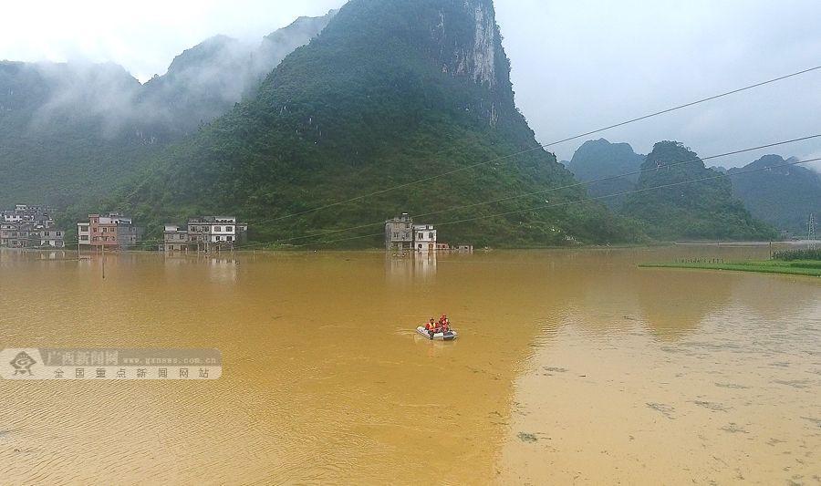 都安瑶族自治县下坳乡吉隆村多名群众被洪水围困,消防官兵赶来救援.