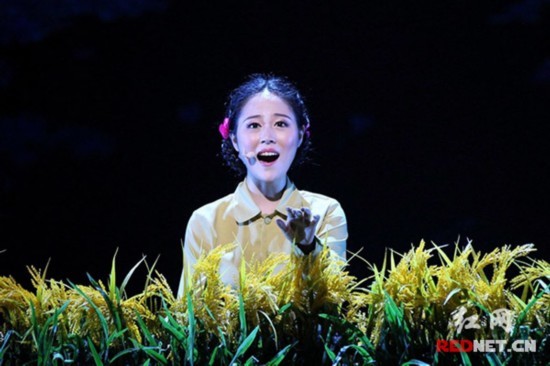 在音乐剧《袁隆平》中,刘洋真理扮演袁隆平的夫人董婕.