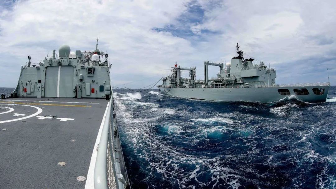 海军第42批护航编队完成首次海上补给 继续向亚丁湾 索马里海域进发 海军第42批护航编队完成首次海上补给 继续向亚丁湾 索马里海域进发